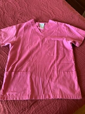 Pink scrub top/small/ pockets n front/ excellent cond